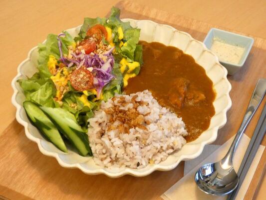 プレートの半分を野菜が占める「野菜も摂れちゃうチキンカレー」