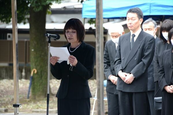 追悼式で、亡くなった息子への手紙を読む浅井さん＝23日午前10時５分、大田原高