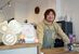 店のカウンターに立つ石原さん