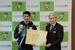 福田知事（右）から知事特別表彰の県スポーツ功労賞を授与された水沼選手＝20日午前、県庁