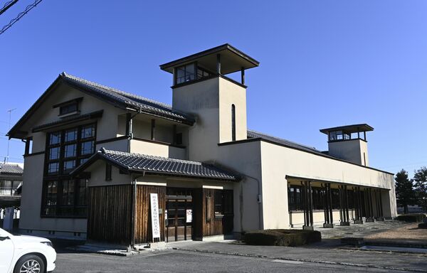 真岡市久保講堂の外観。両側の塔は展望台としてだけでなく、換気口としての機能を持つ