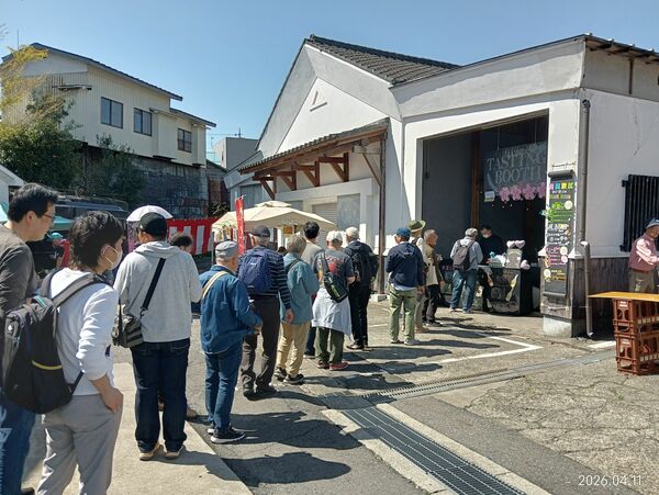 有料試飲コーナーにできた長蛇の列＝４月１１日、那須烏山市