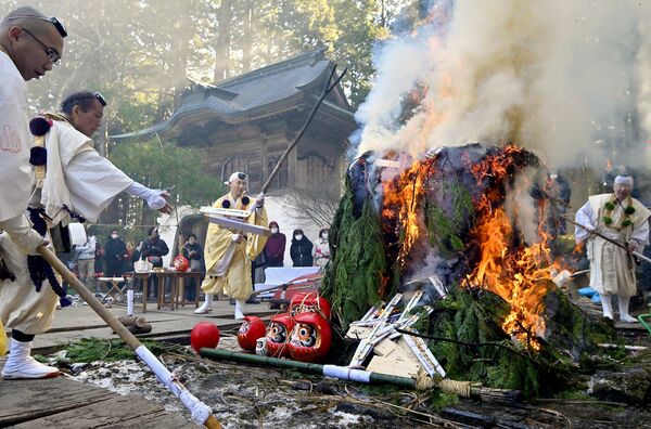 護摩をたき所願成就を祈る山伏たち=14日午前11時40分、日光市萩垣面