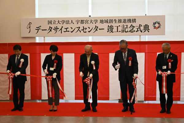 テープカットで完成を祝う池田学長（中央）ら＝２日午後、宇都宮市峰町