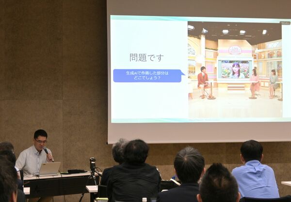 講演する栗山和久氏(左)。なお画面の答えは「全て」だった