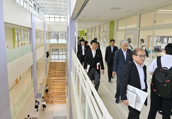 吹き抜け構造の足利高新校舎を見学する関係者＝１日午前11時25分、足利市有楽町