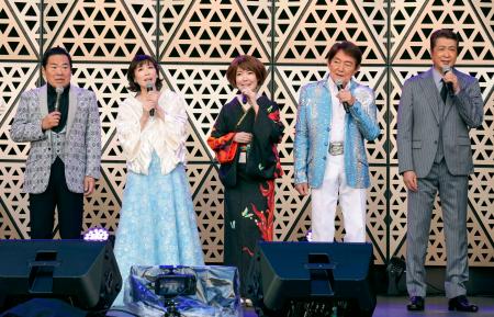 　公開リハーサルで「夜桜」を歌う（左から）グッチ裕三、水森かおり、田川寿美、ささきいさお、山川豊＝東京都豊島区