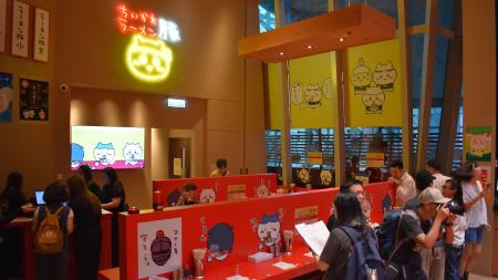 九竜地区の旺角(モンコック)に期間限定で出店した「ちいかわラーメン 豚」の店内=8月14日