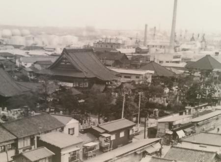 　昭和４０年代に撮影された現在の沼垂テラス商店街周辺。右下に青果市場の長屋が確認できる（テラスオフィス提供）