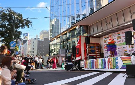 　交差点に設置された舞台で「てるまゑ・ノヱビア」としてパフォーマンスをする満島てる子さん（右端）＝札幌市
