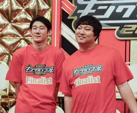 昨年準優勝だった「ロングコートダディ」の堂前透(左)と兎=東京都港区