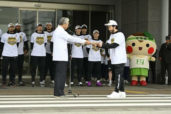 宇都宮競馬 JRA 中央競馬騎手招待競走 栃木県知事 トロフィー ブレックス、栃木県と宇都宮市が表彰 知事「県民の誇り高めた」 市長
