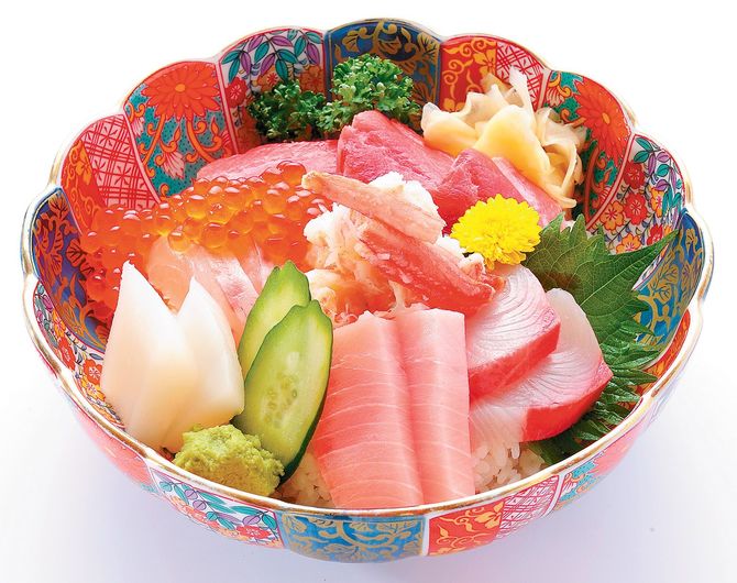 マグロと海の幸が盛りだくさんの「加一丼」