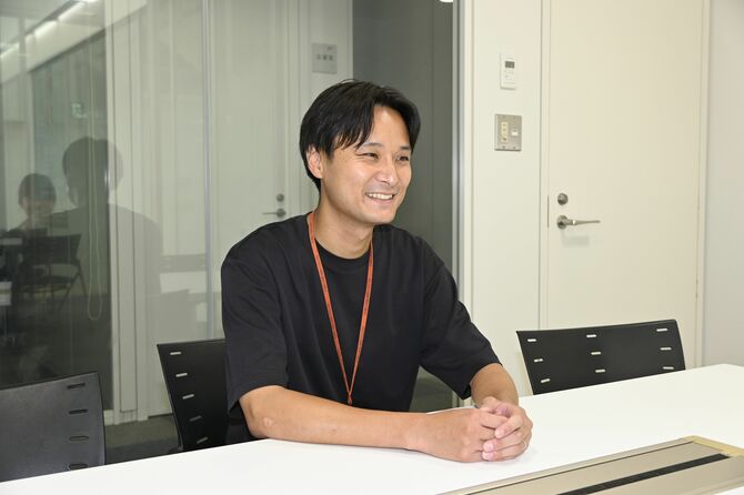 「ＧＯＥＮ　ＣＡＦＥ　ＳＰＡＣＩＡＸ」運営について取材に応じる田中課長補佐＝７月３０日、東武鉄道本社