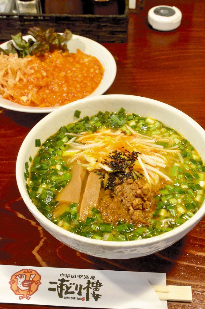 栃木のニラと夕顔麺を使用した「辛しニラそば」（手前）と人気メニュー「ぷりぷり海老のチリソース」。ぜひご一緒に