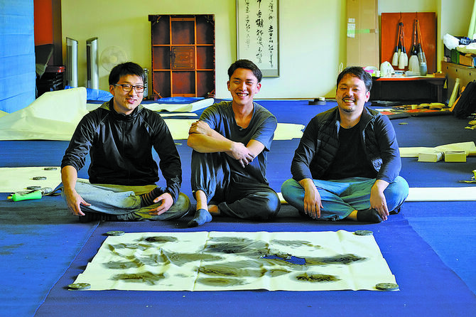 錬成合宿を行ったかご岩温泉旅館にて。右から佐藤達也さん、小久保充基さん、内野直弥さん