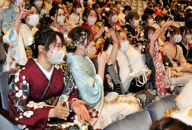 アトラクションで笑顔を見せる参加者