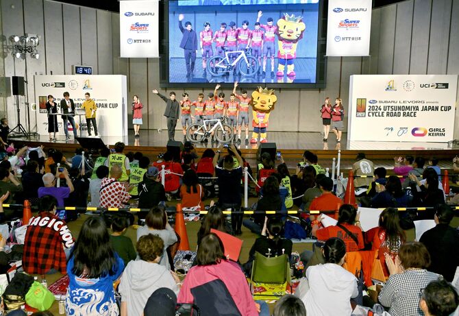 大勢のファンの声援に応える宇都宮ブリッツェンの選手たち＝宇都宮市江野町、磯真奈美撮影