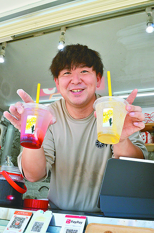 レモネードスカッシュ（500円・写真右）と沖縄のハイビスカスティーを使ったレモネード（600円）