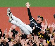 小久保監督が宙に舞う