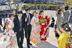 宇都宮で華やかな晴れ姿　列車を背に20歳祝う　人生の節目、決意新たに出発