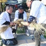 「来年は穏やかな年に」　新年の飾るしめ縄作り　下野の愛宕神社
