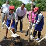 栃木トヨタが児童招き記念植樹　那須烏山でコブシなど30本