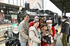 【夕刊】サンタと特別なＳＬ旅満喫