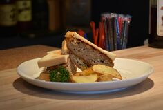 【食べた？】那須郡司豚オールポークのメンチカツサンド　ｍｏｏｎ ｂｒｅｅｚｅ（那須）
