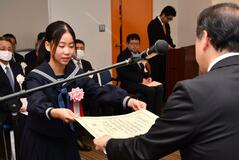 税の作文入賞者 中高生に表彰状