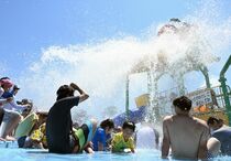 真岡の一万人プールにぎわう