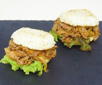 ガッツリ飯でボリューム満点！那須和牛ライスバーガー