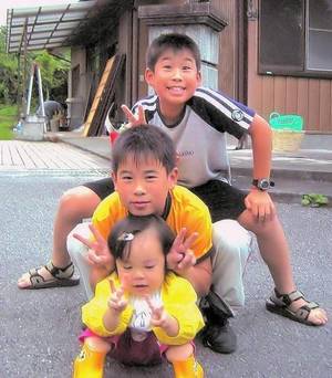 兄妹と記念撮影する雅貴さん(中央)