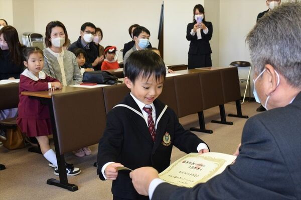 賞状を受け取る青木信弥ちゃん＝22日午後、壬生町本丸１丁目