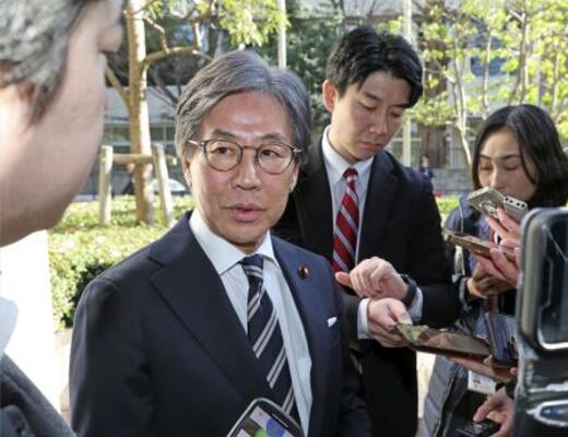 　ＮＨＫ番組への出演後、記者団の取材に応じる立憲民主党の安住幹事長＝１８日午前、東京都千代田区