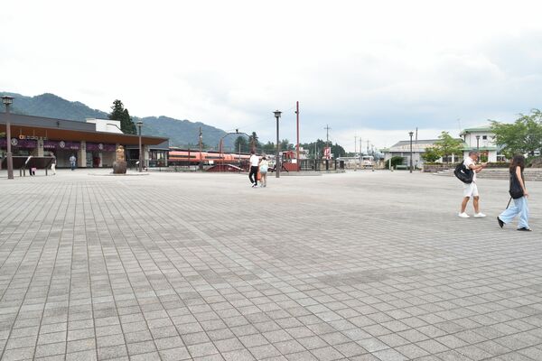 広くきれいに整備された鬼怒川温泉駅前広場