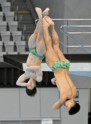 男子シンクロ３メートル板飛び込み決勝　優勝した須山（奥）、伊熊組の演技＝東京アクアティクスセンター、森田大地撮影