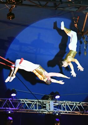 空中ブランコで華麗な技を披露するパフォーマー＝５日午後０時１０分、宇都宮市新里町