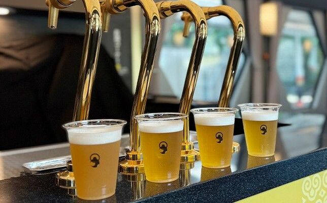 1号車コックピットラウンジにあるカフェのドラフトタワーで注がれたクラフトビール