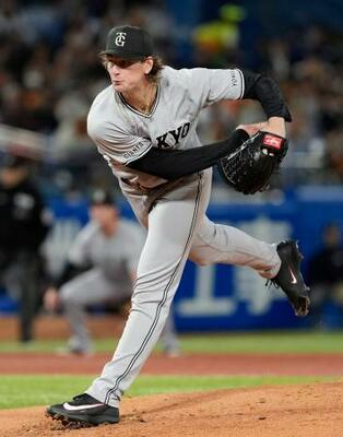 　ヤクルト戦に先発した巨人のウィットリー＝神宮