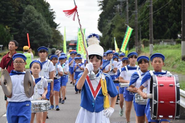 軽快なリズムを響かせて行進する石上小の鼓笛隊