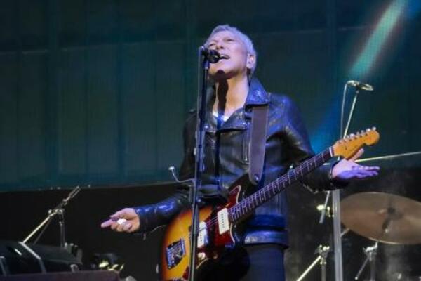 　熱唱する佐野元春＝東京都江東区（２０２６（Ｃ）Ｍ〓　Ｆａｃｔｏｒｙ　Ｍｕｓｉｃ　Ｐｕｂｌｉｓｈｅｒｓ）