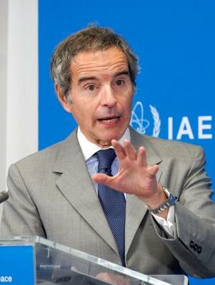 記者会見で質問に答えるIAEAのグロッシ事務局長=8日、ウィーン(共同)