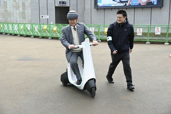 ユニモに試乗する参加者ら＝17日午後、宇都宮市