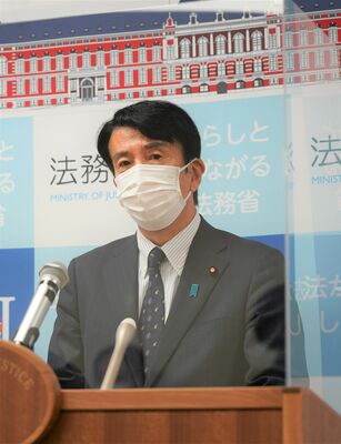 喜連川社会復帰促進センターでの新たな職業訓練について説明する斎藤法相＝29日午前９時30分、法務省