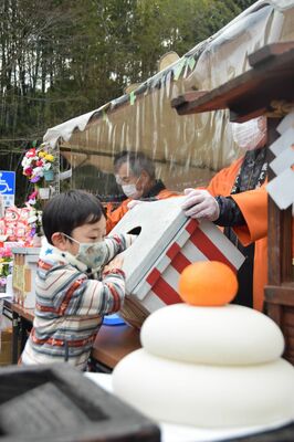 福引きをする子ども