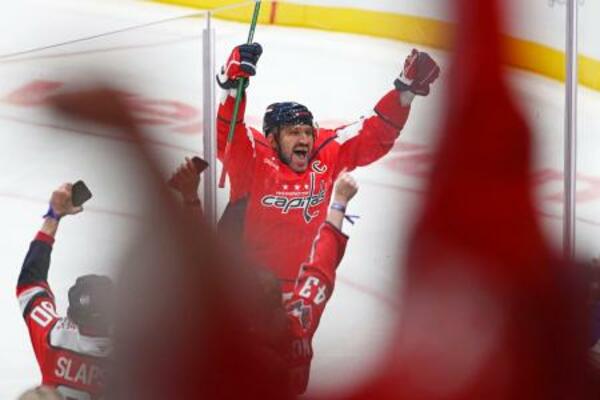 ブルース戦で史上初の通算900ゴールを達成し、両手を上げて喜ぶキャピタルズのオベチキン(中央)=ワシントン(AP=共同)