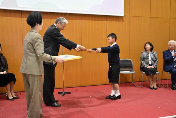 福田知事から賞状を受け取る海老原さん（右）＝24日午後、県総合文化センター