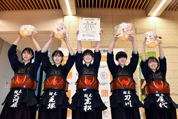 剣道少年女子で初優勝し、笑顔の栃木県選抜チーム＝３日午後５時10分、宇都宮市のユウケイ武道館