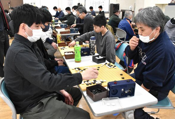 真剣な表情で対局に臨む出場者＝23日午前、宇都宮市